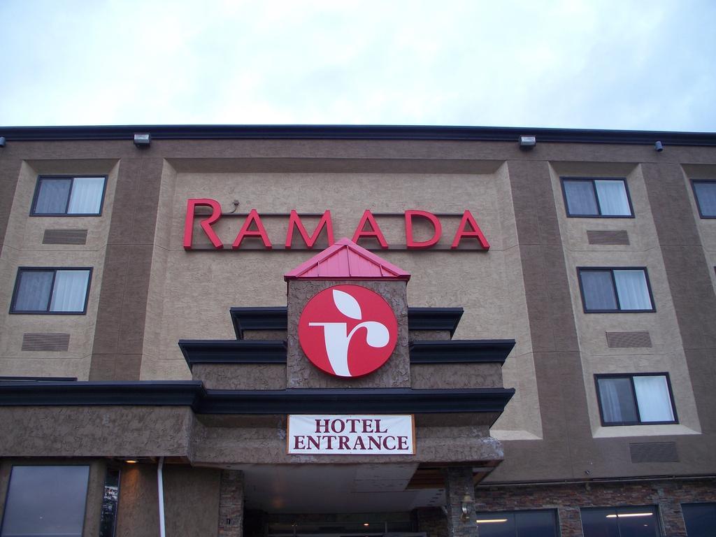 Ramada By Wyndham Уильямс-Лейк Экстерьер фото
