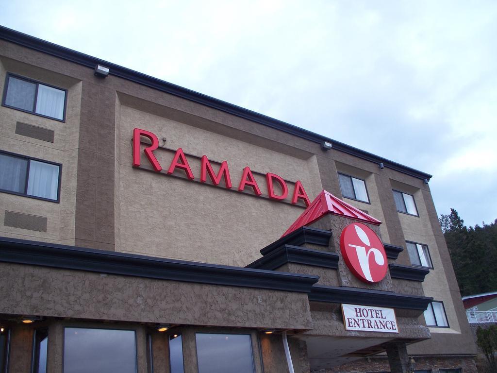 Ramada By Wyndham Уильямс-Лейк Экстерьер фото