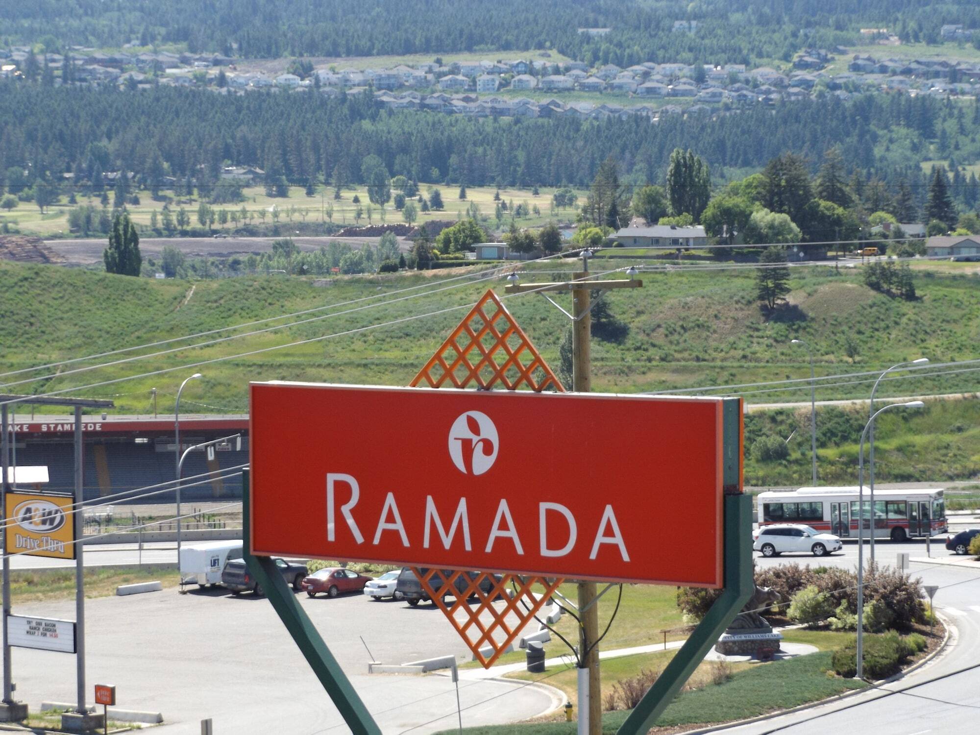 Ramada By Wyndham Уильямс-Лейк Экстерьер фото